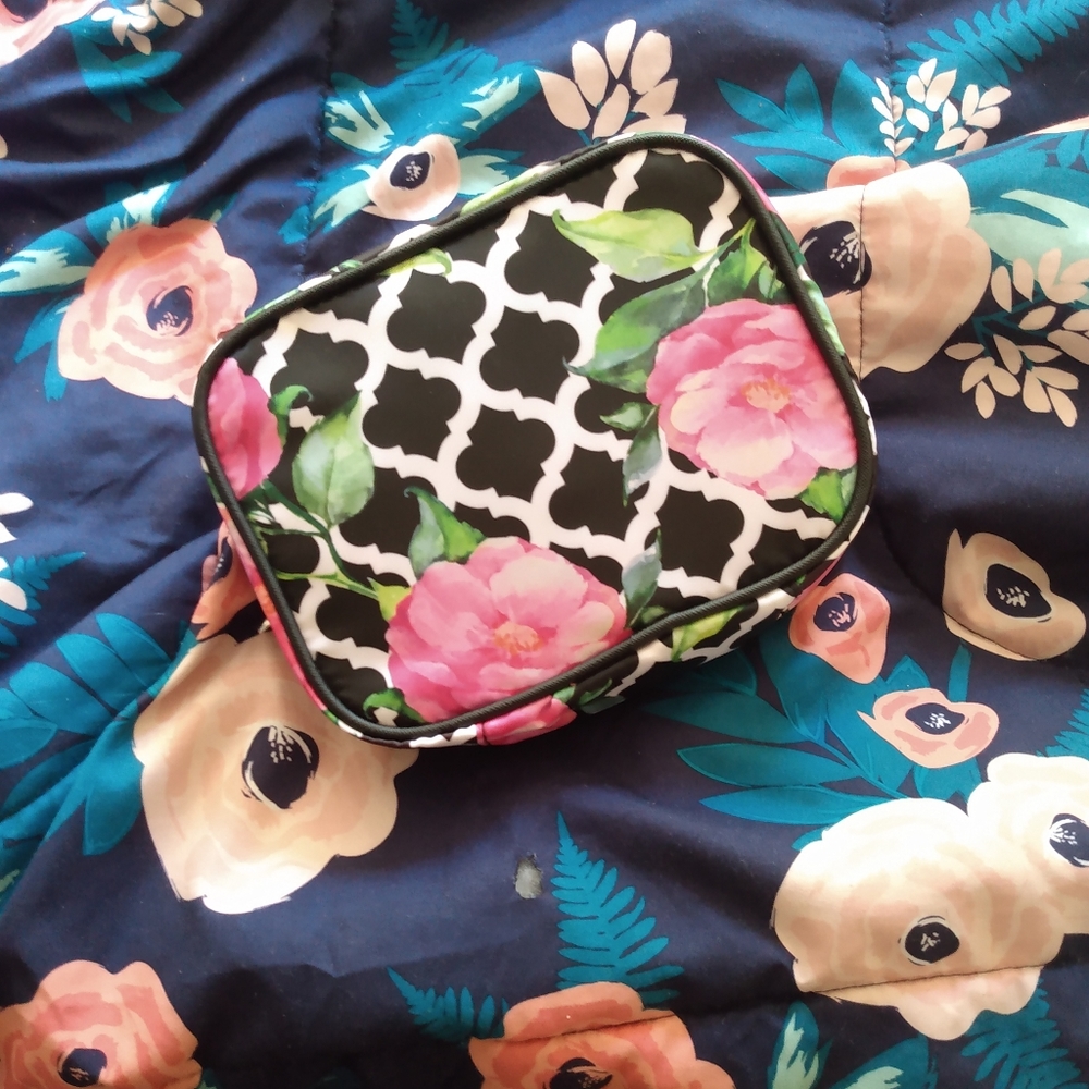 Nwot makeup bag - Picture 1 of 3